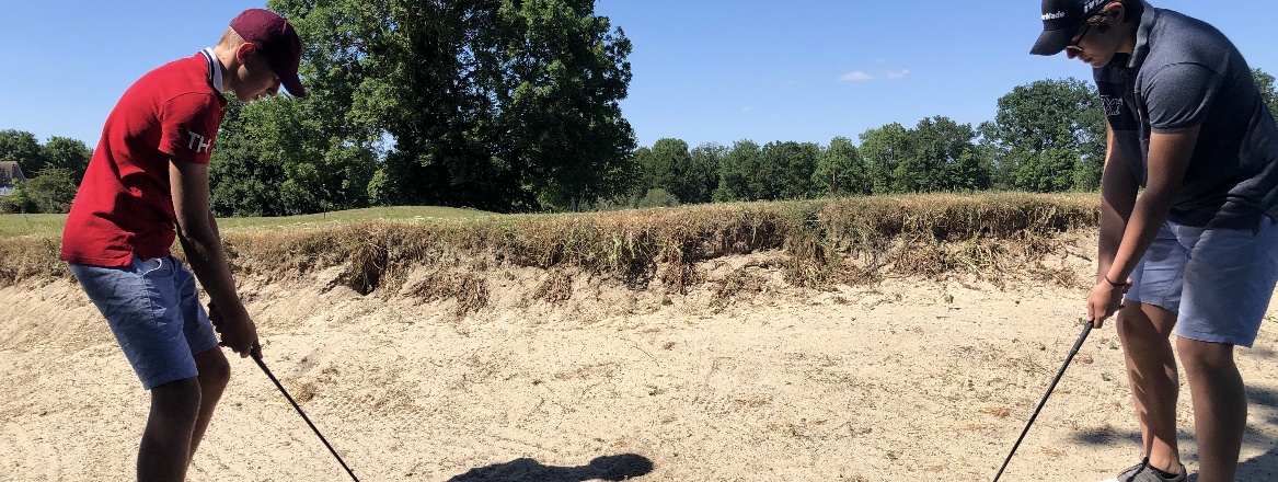 Deux personnes apprenant le golf